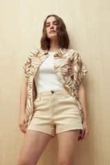 Short color beige con cintura alta y ruedo doblado.