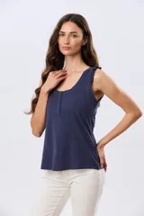 Musculosa azul marino con escote redondo y tirantes decorados con volados fruncidos.