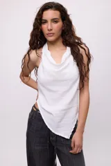 Top de algodón con diseño de rayas verticales multicolor, cuello buche y terminación irregular en punta. Presenta espalda semi descubierta y un calce holgado y fresco.