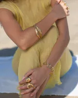 Brazalete rígido de bronce y alpaca maciza, con diseño orgánico irregular.