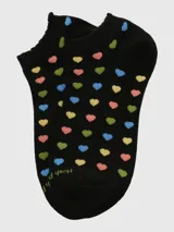 Calcetín corto de algodón color negro con estampado de corazones pequeños en colores variados y puño suave.