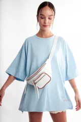 Riñonera color beige con textura de piel de cocodrilo, correa ajustable y cierre con cremallera.