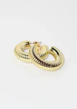 Par de aros dorados con forma de medio aro grueso y textura labrada.