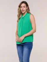 Blusa sin mangas color verde, confeccionada en crepé texturizado, con cuello alto drapeado y torsión central frontal.