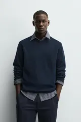 Jersey azul marino de punto, corte regular fit, con cuello redondo y manga larga.