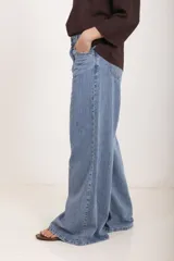 Jean wide leg de tiro medio y corte holgado con piernas muy anchas, confeccionado en denim de lavado azul medio.