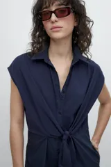 Vestido camisero midi azul marino con cuello, mangas cortas, cierre frontal con botones y cinto del mismo material.