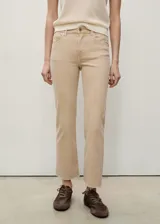 Jeans Sienna de tiro medio y corte flare con diseño crop y bajo deshilachado. Cuenta con cinco bolsillos, cierre de cremallera y botón, y trabillas para cinto.