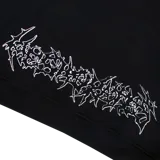 Canguro negro con capucha, corte cuadrado, bolsillo tipo canguro y serigrafía a dos colores en el frente y la espalda.