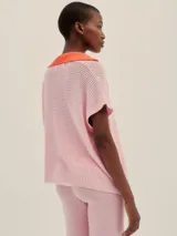 Pantalón de punto negro con cintura elástica y terminación en crochet color crudo.