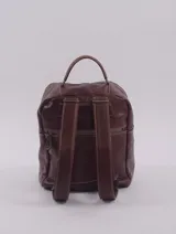 Mochila de cuero natural color negro, con diseño clásico y refinado. Cuenta con un compartimento principal con cierre, un bolsillo frontal con cierre y un asa superior. Presenta el logo de la marca grabado en la parte frontal.