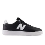 Championes urbanos New Balance modelo BB80BLK, color negro con detalles en blanco, confeccionados en cuero sintético, con logo "N" característico en los laterales y suela de goma.