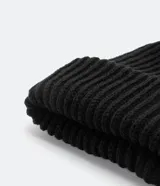 Gorro de lana acrílica con textura acanalada y borde inferior plegado.