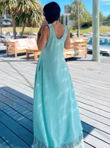 Vestido largo de algodón color celeste, con breteles finos y escote en V. Presenta un estampado geométrico en el ruedo.