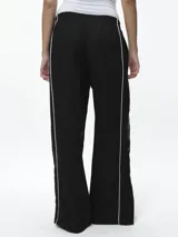 Pantalón de corte recto con cintura elástica y detalle de ribetes laterales en contraste. Confeccionado en tejido de algodón con elastano para mayor comodidad.