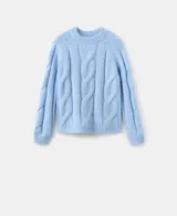 Sweater de punto celeste con diseño de trenzas en relieve, cuello redondo y mangas largas.