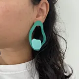 Par de aros colgantes con formas orgánicas irregulares en color verde agua y verde esmeralda.