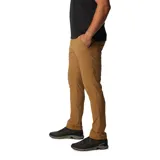 Pantalón Columbia Black Mesa Woven de color tostado, diseñado para actividades al aire libre. Cuenta con tecnologías Omni-Shade™ UPF 50 para protección solar y Omni-Shield™ que repele la humedad y las manchas. Presenta rodillas articuladas, bolsillos con cremallera y un diseño cómodo y elástico.