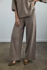 Pantalón de piqué color gris topo, de tiro medio con cintura elástica interior y diseño de pierna ancha.
