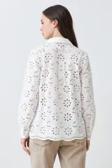 Camisa fucsia de broderie con cuello clásico, cierre frontal con botones y mangas largas.