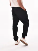Pantalón jogger color marrón con bolsillos cargo, cintura elástica ajustable con cordón y puños elásticos.