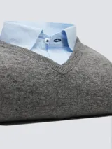 Sweater azul marino de lana con escote en V y logo bordado en el pecho.