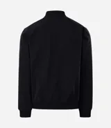 Campera negra de poliéster con cuello mediano, cierre por cremallera, manga larga con ajustes y bolsillos. Cuenta con tecnología repelente al agua.