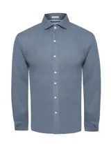 Camisa de manga larga para hombre, confeccionada en lino 100% orgánico con acabado stone wash. Diseño clásico con bolsillo en el pecho y logo bordado en contraste.
