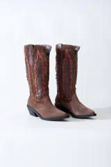 Bota texana de caña alta color marrón, con detalles de apliques en cuero y pespuntes a contratono.