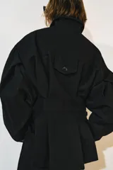 Chaqueta ZW Collection de color negro, con cuello solapa, manga larga y bolsillos delanteros de plastrón con solapa. Presenta cierre frontal con botones y bajo recto.