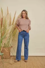 Jeans de corte clásico y pierna recta, color azul, con tiro medio y diseño elastizado.