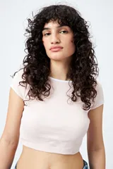 Top corto negro de punto acanalado con escote redondo, mangas cortas y ribetes blancos en cuello y mangas.