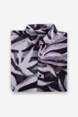 Camisa de hombre de manga corta marca Mistral, con corte slim fit. Presenta un estampado de hojas en tonos grises y negros, cuello clásico, cartera abotonada y logo bordado en el pecho.