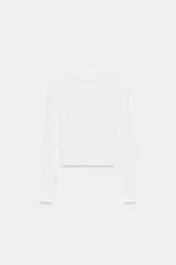 Camiseta de corte ajustado confeccionada en tejido de algodón, con cuello redondo y manga larga.