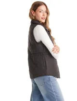 Chaleco reversible de la marca Weekend Routine. Un lado presenta tejido tipo sherpa con estampado a cuadros, cuello alto, cierre frontal con broches a presión y bolsillos con solapa. El otro lado es capitoneado con diseño de rombos. Cuenta con jareta interna en la cintura para ajuste y ruedo redondeado.
