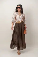 Camisa estampada de algodón y lino, con cuello en V, mangas anchas y puños con elástico.