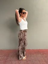 Cinto marrón con textura símil cuero, argollas plateadas y lazos de ajuste.