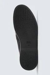 Mocasín casual de hombre con parte superior de piel con acabado serraje, diseño de corte liso con detalle de bordón, horma redonda y suela a tono.