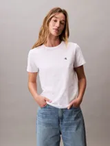 Remera de algodón regenerativo con cuello redondo y mangas cortas. Presenta un diseño clásico de corte regular con el logo de Calvin Klein bordado en pequeño en el pecho.