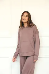 Canguro con capucha de manga larga, color marrón topo, de calce amplio y tejido suave. Presenta bolsillo canguro frontal y puños y ruedo ajustados.