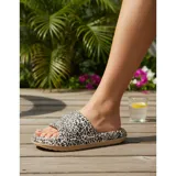 Chancletas tipo ojota de goma con diseño de animal print, suela antideslizante y ajuste cómodo.