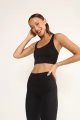 Calza deportiva negra de tiro alto.