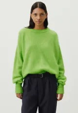 Sweater gris claro de lana, con cuello redondo y corte holgado.