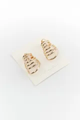 Par de aros colgantes dorados con forma de espiral.