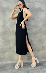 Vestido midi negro con espalda descubierta y lazos en la nuca.