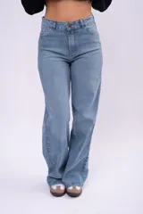 Pantalón de jean estilo wide leg con tiro alto, corte recto y relajado, confeccionado en denim de tono azul medio.