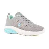 Champion deportivo Hi-Tec modelo Gina, de diseño ligero y transpirable en color gris con detalles en celeste y suela blanca. Cuenta con cordones ajustables y refuerzo en el talón.
