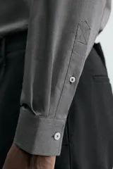 Camisa de hombre color beige claro, de corte slim fit, con cuello italiano, manga larga y cierre frontal de botonadura.