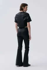 Top corto negro de viscosa, poliamida y elastano, con cuello redondo y mangas cortas.