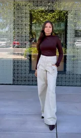 Polera de manga larga color marrón, con cuello alto y corte crop.